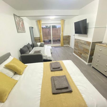 Gatwick Studio Horley Exteriér fotografie